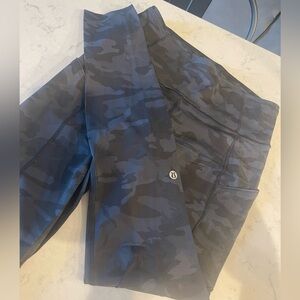 Lululemon camo with pockets, Size 6
